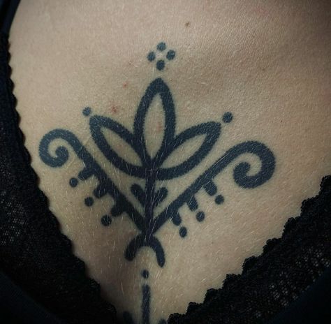 Blackwork Chest Tattoo Woman, Folk Chest Tattoo, Black Ornamental Tattoo, Aesthetic Tats, Ethnic Tattoo, Throat Tattoo, Mehndi Designs For Fingers, Maori Tattoo, Tattoo Placement