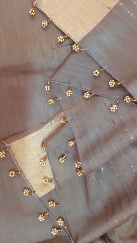 Bead Hangings For Blouse Sleeves, Blouse Hand Hanging Designs, Saree Edge Designs, Beads Tassels For Saree Pallu, Dupatta Tassels Designs, Tassels Diy Tutorials, Pallu Designs, Saree Kuch, Saree Tassel