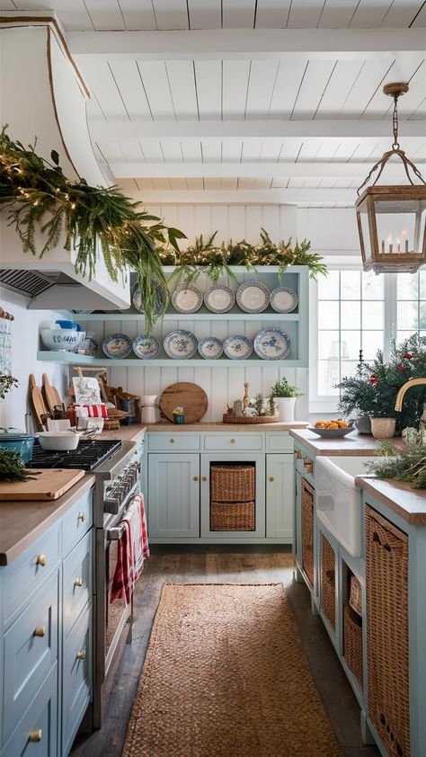 20 Coastal Cottage Kitchens in Festive Splendor Coastal Cottage Interior Design, Southern Kitchen Ideas, Seaside Cottage Aesthetic, Beach Cottage Core, Nantucket Kitchen, Cottage Coastal Decor, Cottage Kitchen Inspiration, Coastal Cottage Kitchen, Seaside Aesthetic