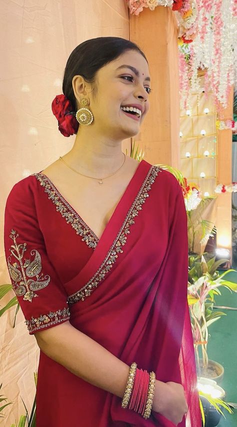 Red Saree Embroidery Design, Blouse Designs For Thick Arms, Hairstyles For Lehenga Simple Short Hair, Red Jamdani Saree Look, Yellow Saree Black Blouse, Bandhej Saree Blouse Design, Banarasi Saree Look, Latest Bridal Blouse Designs, Sarees For Girls