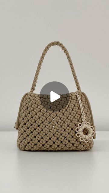 Crochet Bag With Macrame Cord, Macrame Bags Handbags, Macrame Tote Bag Tutorial, Macrame Bags Tutorial, Makrame Bags Tutorial, Macrame Bag Tutorial How To Make, Macrame Bag Diy Tutorials, Macrame Handbag Tutorial, Makramee Bag