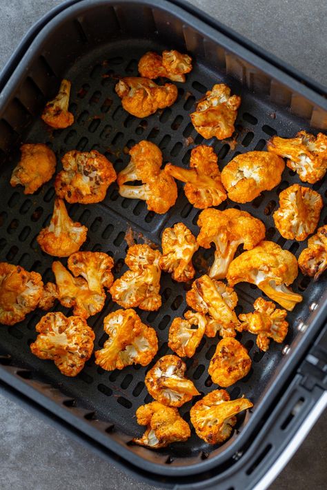 Air Fryer Buffalo Cauliflower (No Breading) - Momsdish Healthy Buffalo Cauliflower, Air Fryer Buffalo Cauliflower, Air Fryer Recipes Chicken Wings, Air Fryer Recipes Healthy Low Carb, Buffalo Cauliflower Recipes, Cauliflower Buffalo Wings, Buffalo Cauliflower Bites, Air Fryer Oven Recipes, Buffalo Cauliflower