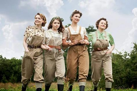 Overalls Farmer Costume, Garden Outfit, Women's Land Army, Farmer Outfit, Farm Fashion, Land Girls, Farm Clothes, Tv Series To Watch, Call The Midwife