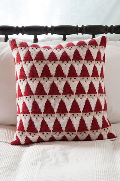 12 Weeks of Gifting - Santa Pillow - KnitPicks Staff Knitting Blog Projek Mengait, Corak Krusye, Pillow Knitting, Santa Pillow, Colorwork Chart, Scandinavian Style Home, Knit Ideas, Knitting Blogs, Christmas Knitting Patterns