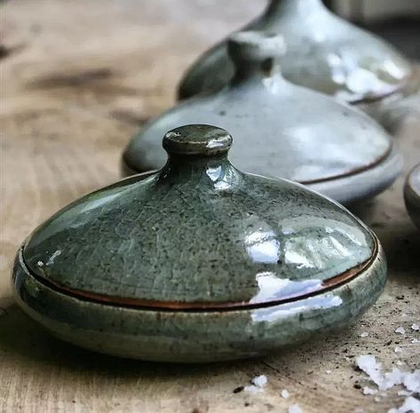 Kleinhood_keramiekstudio Salt Jar Ceramic, Pottery Boxes With Lids Ideas, Ceramic Spice Jars, Tagine Pottery, Ceramic Salt Cellar, Ceramic Salt Dish, Lidded Jars Pottery, Salt Bowl, Ceramic Containers