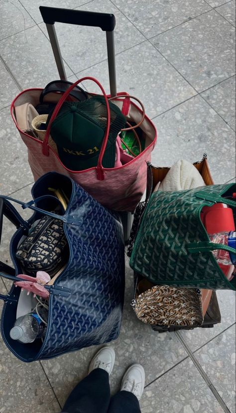 Gigi Hadid Bella Hadid, Chanel Fashion Week, Ig Outfits, Goyard Tote Bag, Fashion Week Milan, Goyard Tote, Week Outfits, Coco Chanel Fashion, Fashion Runway Show