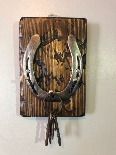 Scrap Metal Art Ideas, Key Racks, Horseshoe Crafts Projects, Horseshoe Projects, Barn Wood Crafts, Horseshoe Decor, Horseshoe Crafts, Deco Nature, Horse Crafts