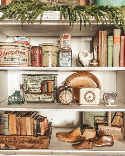 Antique Shelf Styling, Display Antiques In Home, Displaying Collections On Shelves, Vintage Bookcase Decor, French Vintage Decor Living Room, Antique Shelf Decor, Decorate With Antiques, Antique Decor Ideas, Shelf Display Ideas