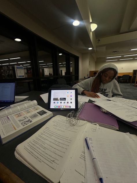 College Study Group Aesthetic, Going Back To College As An Adult, College Black Women, Uni Student Aesthetic, Studious Girl, Art Student Aesthetic, Black Academia, Going Back To College, Vision Board Photos