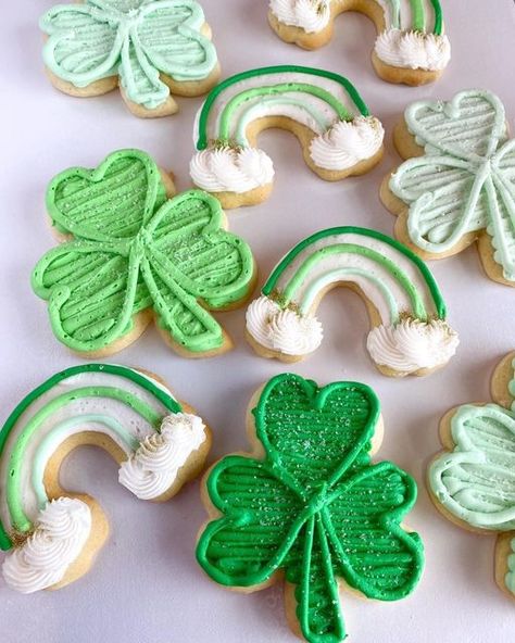 AmyCakes on Instagram: "Happy March 1st ☘️ shamrock sugar cookies are now available to order online for pick up the week of St. Patrick’s day!" Buttercream Frosting Cookies, Patty Food, St Patrick Day Snacks, Shamrock Cookies, St Patrick's Day Cookies, St Patrick Day Treats, Happy March, Waffle Cookies, Rainbow Cookies