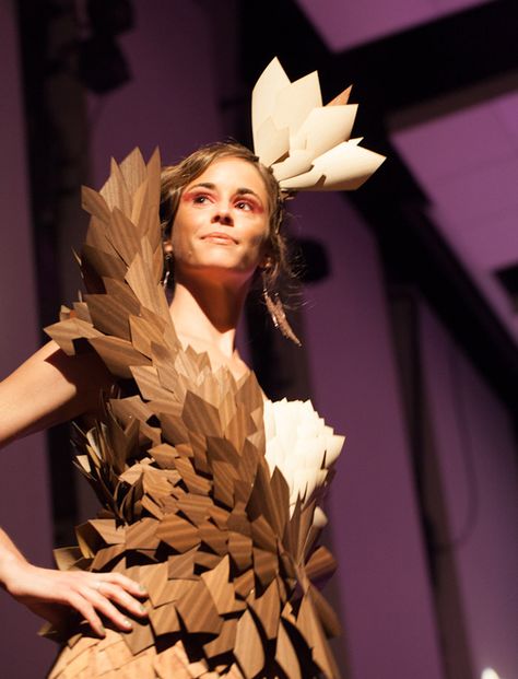 This wood and wood veneer dress by Hickok Cole Architects won the Best Haute Couture Award. Capitol Couture, Sheet Flooring, Wood Fashion, Dc Fashion, Cork Wood, Sculptural Fashion, Paper Dress, Fashion Sewing Tutorials, Weird Fashion