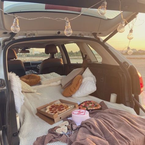 Car Picnic, Dream Dates, Romantic Date Night Ideas, Cute Date Ideas, Fun Sleepover Ideas, Picnic Date, Drive In Movie, Summer Goals, Romantic Dates