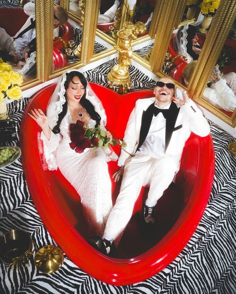 𝓗𝓪𝓹𝓹𝔂 𝓐𝓷𝓷𝓲𝓿𝓮𝓻𝓼𝓪𝓻𝔂⁣ Models:⁣ @aimebbyyy & @tommyybrownn Photographer:⁣ @juniortheoutsider Lighting: @joshandrewgarcia Heart Tub, Vegas Wedding Aesthetic, Vegas Honeymoon, Las Vegas Wedding Photos, Vegas Wedding Photos, Rock N Roll Wedding, Wedding G, Vegas Baby, Wedding Aesthetic