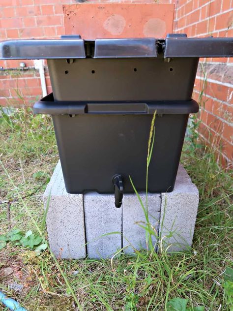 DIY Wormery: How To Make A Worm Compost Bin • Craft Invaders Worm Composting Bin, Composting System, Compost Bin Pallet, Composting Bin, Compost Heap, Compost Bin Diy, Teal Pumpkin Project, Worm Bin, Pvc Fence