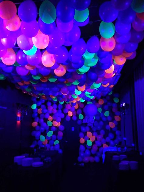 Glow In The Dark Party Decorations and Ideas | Light Up Wear 15th Birthday Party Ideas, Glow In Dark Party, Neon Birthday Party, Glow Birthday Party, Fest Temaer, Blacklight Party, Glow Birthday, Dark Party, Neon Birthday