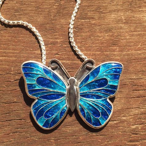 Monarch Butterfly Necklace, Blue Butterfly Necklace, Cloisonne Enamel Jewelry, Accessoires Barbie, Cloisonne Jewelry, Pretty Jewelry Necklaces, Fine Art Jewelry, Enamel Necklaces, Cloisonne Enamel