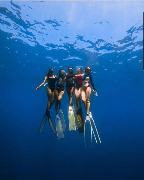 Underwater Snorkeling Pictures, Scuba Hairstyles, Dive Club Aesthetic, Scuba Diving Hairstyles, Freedive Photography, Free Diving Photography, Free Diving Aesthetic, Scooba Diving, Scuba Diving Aesthetic