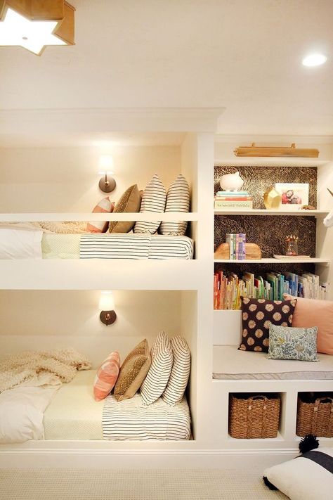 The sweetest girls room with bunkbeds! Modern Teen Room, Shared Girls Bedroom, Bunk Rooms, Teen Girl Bedroom, Shared Room, Small Room Design, Small Room, Kids Room Design