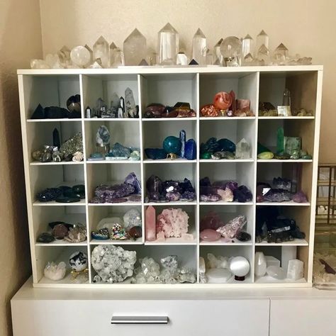 Crystal Rock Display Ideas, How To Display Rocks And Crystals, Crystal Collection Display, Rock Collection Display, Crystal Room Decor, Spiritual Room, Shoe Cubby, Cubby Shelf, Crystal Room