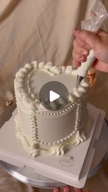 Lambeth Heart Wedding Cake, Vintage Wedding Heart Cake, Brown And White Wedding Cake, Two Tier Vintage Heart Cake, Heart Shape Cakes Ideas, Heart Shaped Tiered Cake, Heart Shaped Engagement Cake, Vintage Anniversary Cake, Vintage Bridal Shower Cake