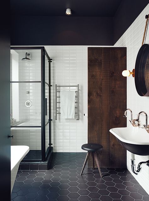 Modern design moves, from creative tile to freestanding tubs, define these sleek bathrooms. White Bathroom Inspiration, Black And White Tile, Standing Shower, Bilik Air, Industrial Bathroom, 아파트 인테리어, Bad Design, Interior Design Magazine, Tile Flooring