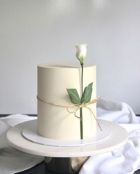 Modern Birthday Cakes, Flower Cakes, Elegant Birthday Cakes, Fresh Flower Cake, Tall Cakes, Simple Cake Designs, Mini Cakes Birthday, Cake Blog, Creative Birthday Cakes