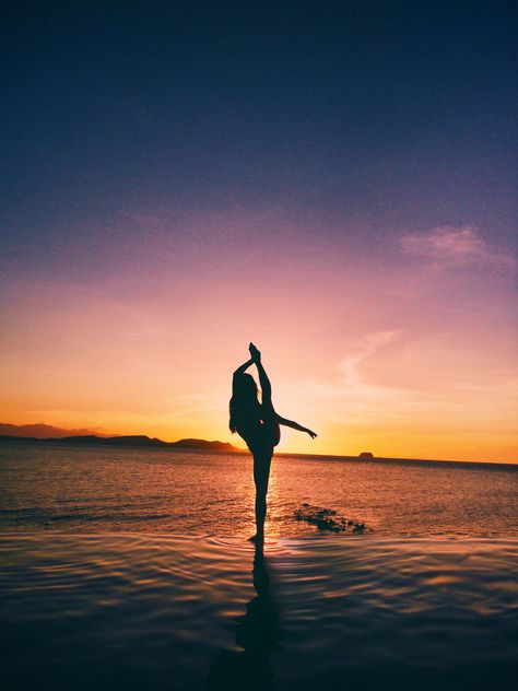 Ballet dance at sunset (taken in Anilao, Philippines) Dance Pictures On The Beach, Aesthetic Dance Pictures, Sand Wallpaper, Dance Photo Shoot, Dancer Photography, Ballet Top, City Love, Dance Photography Poses, Gymnastics Poses