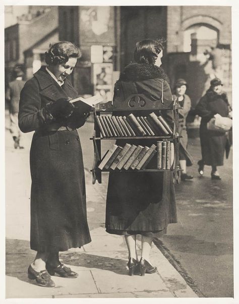 A walking library! Person Reading, Mobile Library, Women Reading, Free Library, Woman Reading, Old Photographs, Photo Vintage, Vintage Pictures, I Love Books