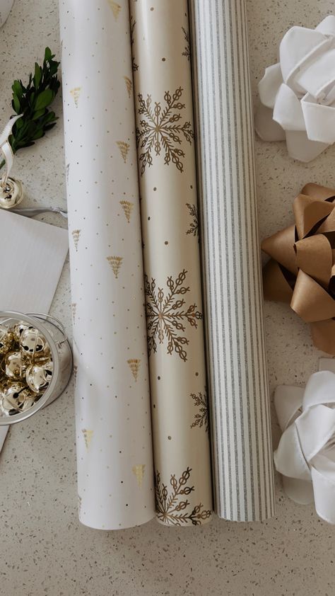 White And Gold Christmas Gift Wrapping, 2024 Christmas Wrapping Trends, Christmas Packaging Ideas, Unique Gift Wrapping Christmas, White Gift Wrapping, Luxury Christmas Wrapping Paper, Wrapping Paper Ideas, Christmas Packages, Christmas Gift Packaging