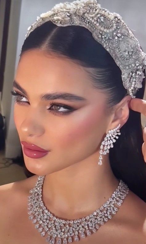 Bride Soft Makeup, Arab Wedding Makeup, Bride Hair Ideas, Lebanese Makeup, Princes Makeup, Turkish Wedding Dress, Sophisticated Makeup, Arab Bride, Modern Bridal Hairstyles