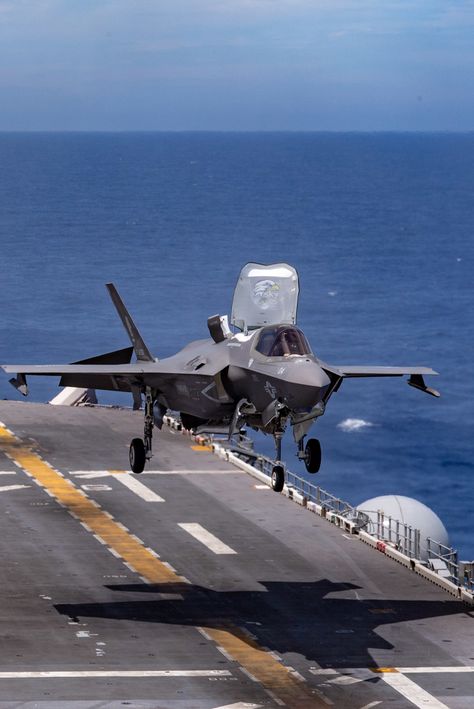 Uss America, Communication Specialist, Jet Fighter Pilot, F 35 Lightning Ii, Us Navy Aircraft, Airplane Fighter, Air Fighter, Navy Aircraft, Military Jets