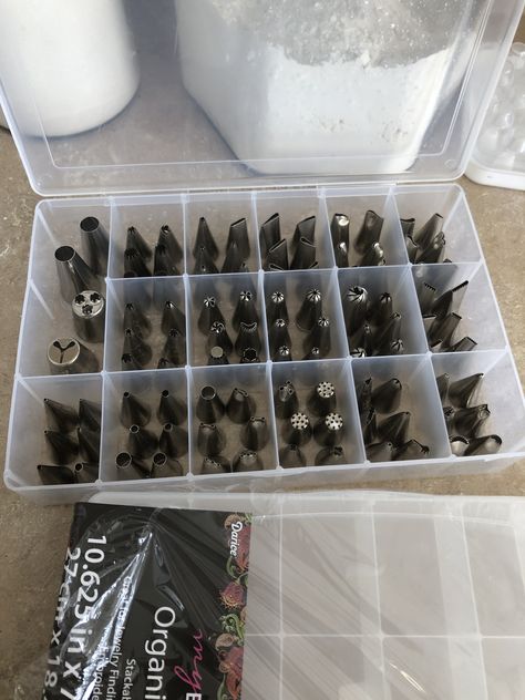 Bought this storage container at Walmart for $3 in the jewelry dept. perfect to store all of my piping tips... Baker Organization Storage Ideas, Piping Tip Organization, Piping Tip Storage, Baking Organization Ideas, Bakery Organization, Baking Tools Organization, Cake Station, Baking Supplies Storage, Baking Supplies Organization