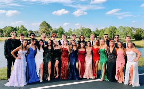 Prom Picture Poses For Big Groups, Prom Large Group Poses, Homecoming Group Poses, Homecoming Group Pictures, Prom Group Photos, Formal Picture Ideas, Large Group Posing, Prom Photos Ideas, Homecoming Photography