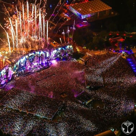 Tomorrowland Mainstage. A huge crowd of 85000 people! Tomorrowland Festival, Summer Lights, Tomorrow Land, Burning Men, A State Of Trance, Electronic Music Festival, Dj Logo, Swedish House Mafia, Electric Daisy Carnival