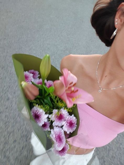 사진 촬영 포즈, Nothing But Flowers, Flower Therapy, Foto Ideas Instagram, Bouquet Of Flowers, Feminine Energy, Just Girly Things, Girly Girl, My Flower