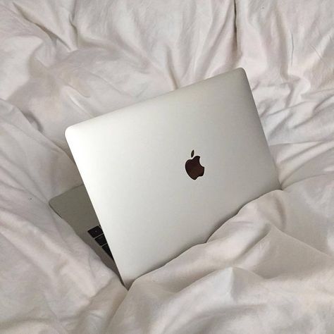 Macbook Pro 2012, Macbook Colors, Football Photography, Iphone Obsession, Sweet Night, Instagram Tutorial, Apple Laptop, Apple Watch Accessories, New Laptops