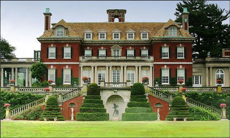 This regal estate was once the home of steel heir John S. Phipps. Built in 1906, the mansion is filled with rare early 20th-century antiques. Old Westbury Gardens, Rustic Arbor, Westbury Gardens, American Mansions, Old Westbury, English Architecture, Irish Countryside, Amazing Homes, Thatched Cottage