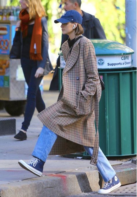 Trench Coat Street Style, Kaia Gerber Style, Checkered Jacket, Outfits With Converse, Fashion Event, 가을 패션, Fashion Inspo Outfits, Celebrity Style, Winter Outfits