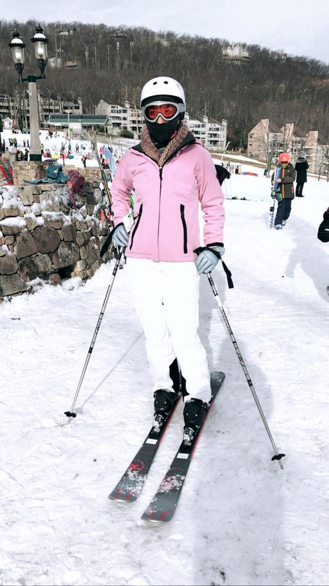 Ski pink coat white pants. Hot Pink Ski Outfit, Pink Skiing Outfit, White Ski Pants Outfit, White Ski Outfit, Pink Ski Outfit, Skii Outfit, Sport Journalist, Ski Gear Women, Ski Fashion Womens