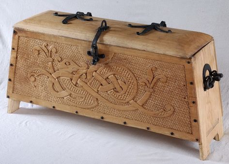 Celtic Furniture, Viking Furniture, Viking Carving, Viking Tent, Sca Camping, Wooden Containers, Medieval Furniture, Viking Life, Viking Designs