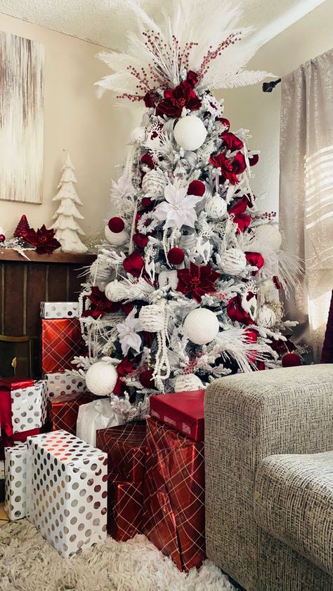 Christmas Tree Themes Colors Red White, Burgundy And Champagne Christmas Tree, Red And Silver Christmas Tree, Red White Christmas Tree, Creative Christmas Tree Ideas, Salon Christmas, Red And White Christmas Tree, Christmas Tree Decorations Ribbon, Outfits Coquette