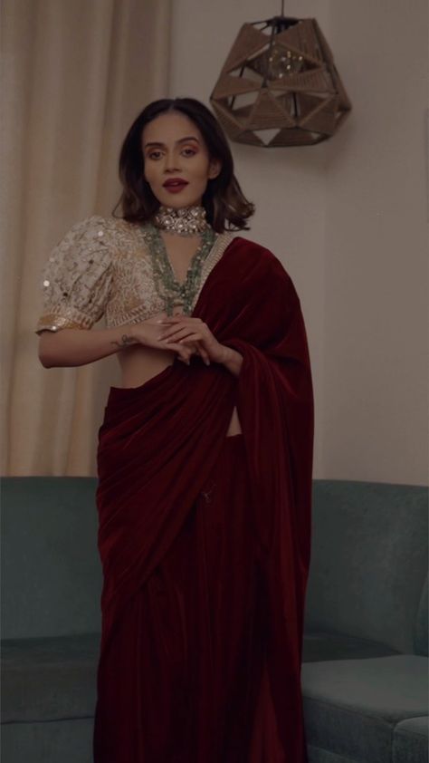 Komal Pandey Saree Outfits, Maroon Wedding Saree, Komal Pandey Saree, Maroon Saree Look, Komal Pandey, Velvet Saree, Saree Wearing Styles, Indian Sari Dress, Traditional Indian Dress