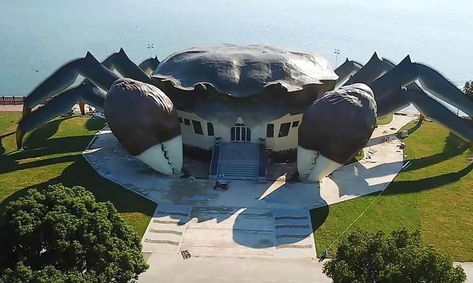 Crab-shaped Ecology Center in China Giant Crab, Crazy Houses, Unusual Buildings, Unusual Homes, Interesting Buildings, Unique Buildings, Chinese Architecture, Roadside Attractions, Unique Houses