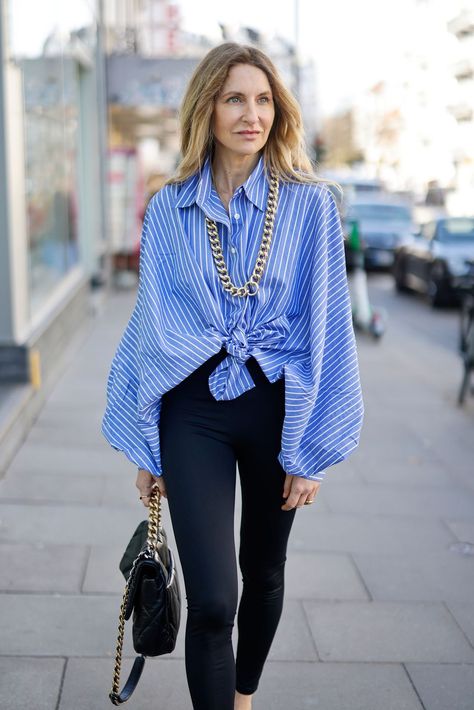 Leggings negros normales, camisa de rayas oversize y bailarinas: el look de tendencia viral del día es de esta personal shopper alemana de 49 años. Una idea básica, con toques y trucos perfectos para llevar en entretiempo. Outfit Con Camisa, Oversize Outfit, Lawyer Fashion, Fashion And Beauty Tips, Top Design Fashion, Next Fashion, Casual Winter Outfits, Harper's Bazaar, Casual Street Style