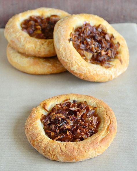 Bialys Recipe, Bialy Recipe, American Deli, Deli Recipes, Pizza Quiche, Baking Bread Recipes, Beer Bread, Caramelized Onion, Recipes Bread