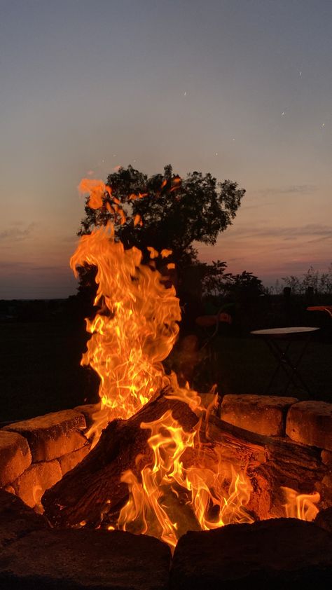 Bonfire Night, Catching Fire, Night Aesthetic, Girly Photography, Summer Nights, Beautiful Nature, Aesthetic Pictures, Natural Landmarks, Photography