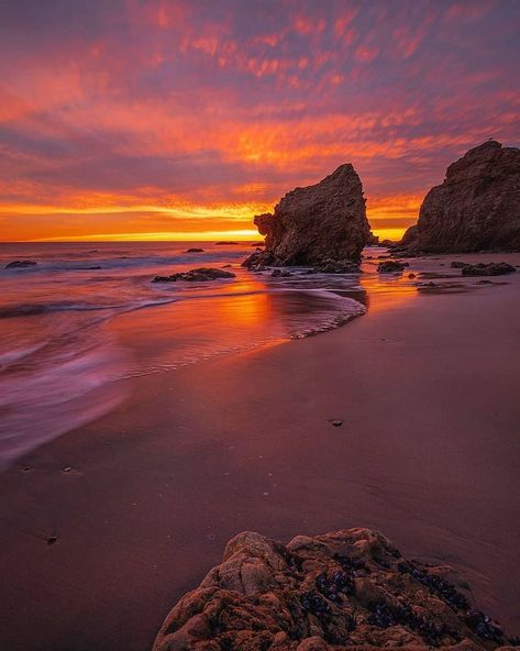 @igworldclub_sunset on Instagram: “present L O C A T I O N 🇺🇸 El Matador Beach, California USA P H O T O @themalibuartist S E L E C T E D @diokaminaris F E A T U R E D T…” La Things To Do, Matador Beach, El Matador Beach, Beach California, California Usa, Beach Sunset, Cali, Things To Do, California