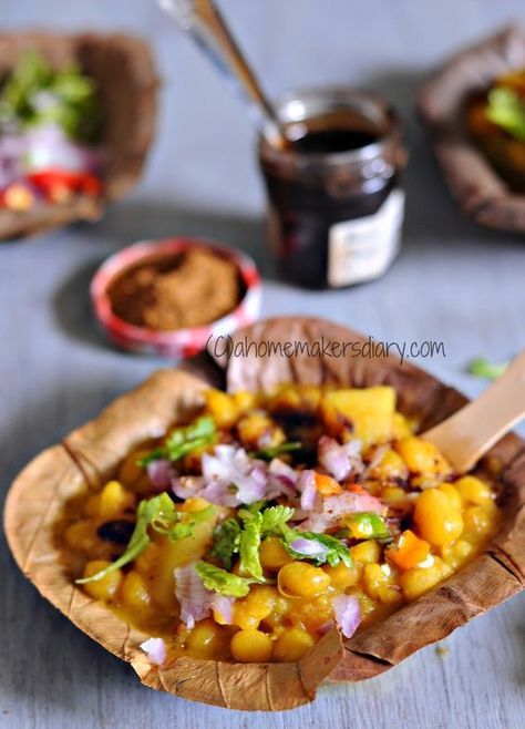 ghugni recipe, how to make Bengali ghugni. how to make banarasi ghugni, dried yellow peas curry recipe, vatana recipe, mator ghugni, matar ghugni, peele chana ghugni, ghuguni, chana curry, chole curry, chhole recipe, usal recipe, ragda recipes, ghugni chaat, kolkata food blogger, best blog from kolkata, sayantani's bengali recipes, authentic bengali recipes Vatana Recipe, Usal Recipe, Chhole Recipe, Kolkata Food, Yellow Peas, Chats Recipe, Bengali Recipes, Cooking Photos, Bengali Food