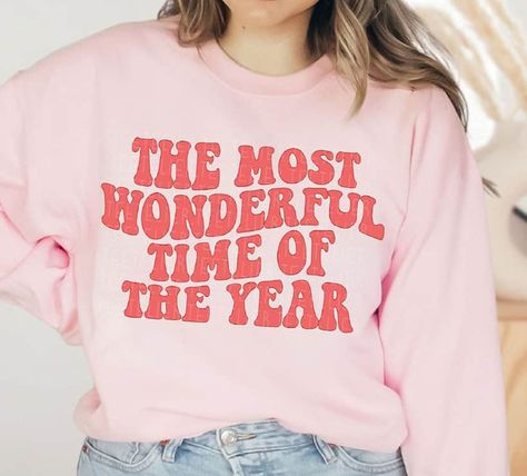 The Best Graphic Tees & Sweatshirts - A Beautiful Mess Christmas Sweatshirt Ideas Vinyl, Outfit Ideas Shirt, Christmas Sweatshirt Ideas, Christmas Graphic Tees, Cricut Clothes, Best Graphic Tees, Christmas Merch, Shirt Outfit Ideas, Shirt Design Ideas