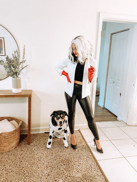 Family Cruella Halloween Costumes, Simple Cruella Deville Costume, Cruela Costume Women, Cruella Deville Dog Costume, Cruella Deville Dalmation Costume, Cruela De Vil Costume Ideas Diy, Cruella Deville Costume With Dog, Cute Cruella Deville Costume, Cruella Halloween Costumes Women